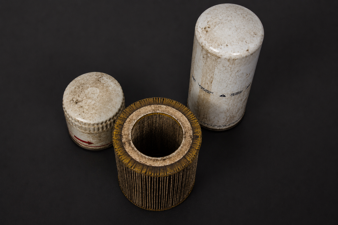 Abgenutzter Ölfilter, Separator und Luftfilter eines Schraubenkompressors