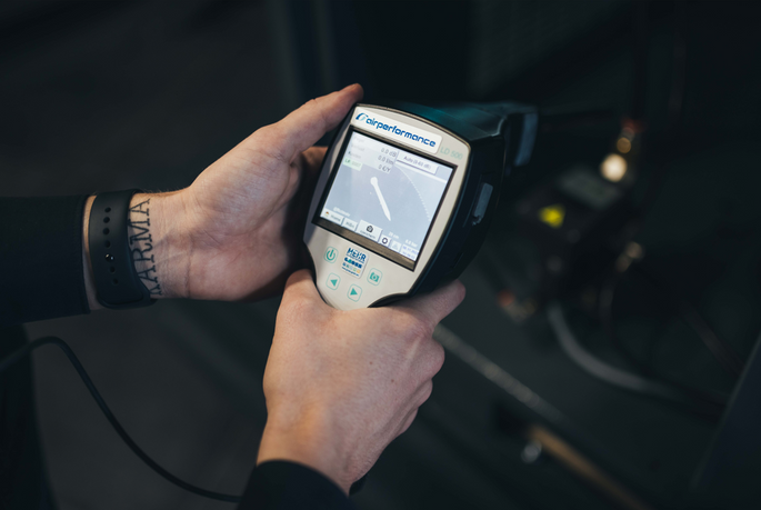 Druckluftleckage wird mit einem Messgerät geortet