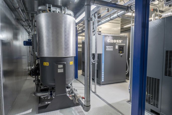 Kompressor und Adsorptionstrockner in Airbox