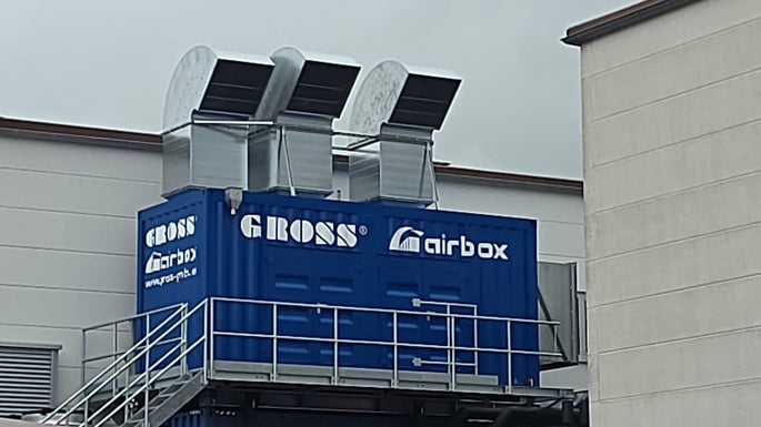 Gross Airbox auf Podest